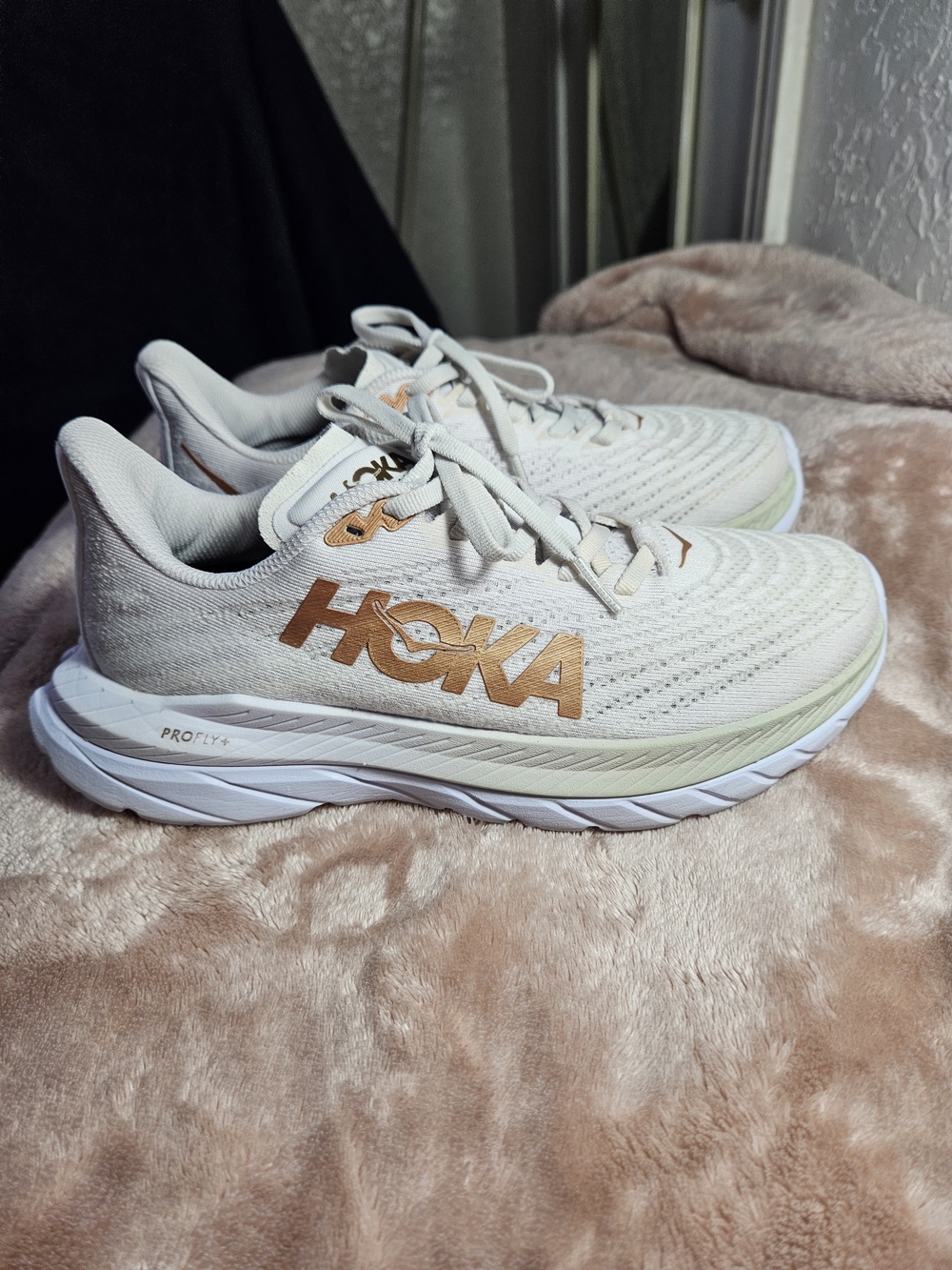 Hoka Mach 5,Women's -Size 6.5 Running Shoes in Cream with Tan Logo